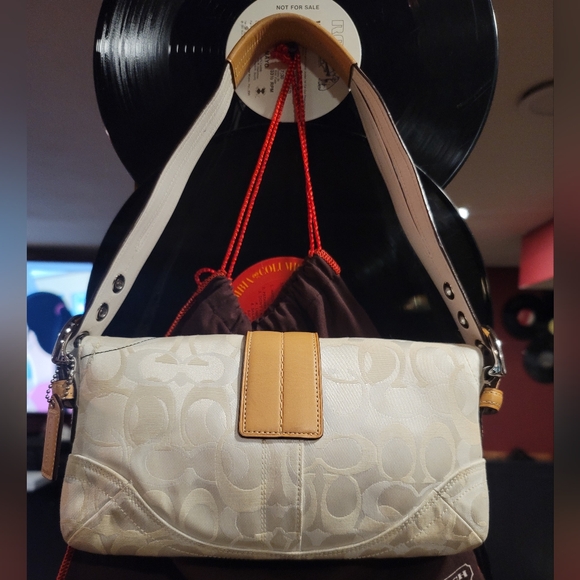 Vintage Coach Bumble Bee with Trim and Buckle Flap - Picture 4 of 8